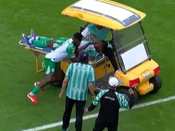 Increíble accidente en Ecuador: un futbolista terminó golpeado por el carrito de asistencia