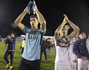 Esteban Andrada saluda a la hinchada de Lanús tras la victoria ante Douglas Haig