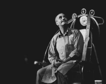 Adrián Navarro: su nuevo espectáculo crítico con el capitalismo