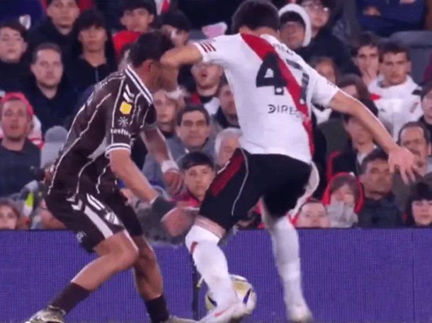 Polémica en el Monumental: el codazo no sancionado al juvenil de River que debutó