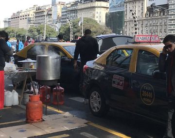 Protesta de conductores de taxis en el Obelisco -  Foto: @lagarfernandez/twitter