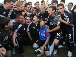 En 2013, Diego Maradona fue asesor espiritual de Deportivo Riestra. Ahora puede volver como jugador. En 2013, Diego Maradona fue asesor espiritual de Deportivo Riestra. Ahora puede volver como jugador.