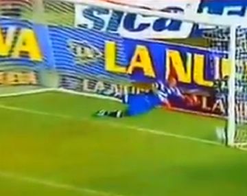 La pelota pegó en el travesaño y picó ¿adentro?