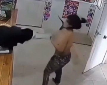 Ocurrió en Santa Fe: una mujer se abalanzó sobre una caja registradora y, tras tironear con la dueña del comercio, quedó semidesnuda.