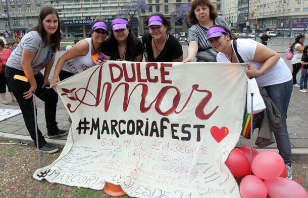 Fans de “Dulce amor” coparon el Obelisco para apoyar a la pareja protagonista
