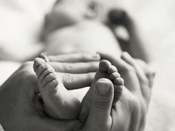 Pide ayuda para adoptar un bebé a través de Facebook