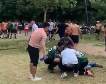 Le pegó una piña al árbitro y lo dejó tendido en el piso con convulsiones