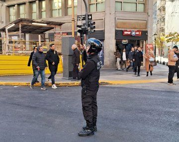 Un efectivo de la Policía de la Ciudad lleva a cabo el habitual protocolo
