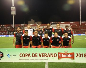 Newells con camiseta de entrenamiento