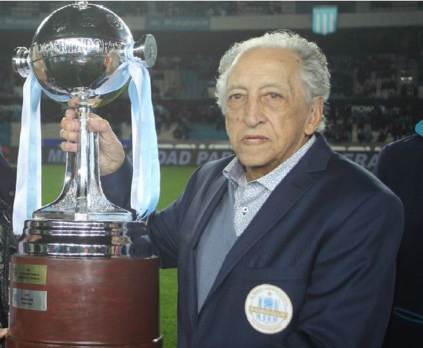 Oscar Martín alza la Libertadores durante la fiesta por el 50º del primer campeón del mundo argentino