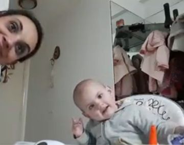 La desopilante charla de una mamá y su beba que se niega a comer