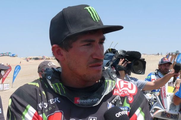 El líder del Dakar en motos sufrió un choque contra una vaca