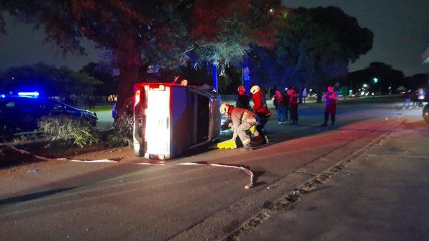 Así fue el fuerte choque en Costanera en el que una camioneta terminó volcada