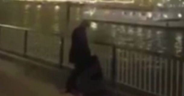 Sexo oral a una mujer ante la vista de todos en el tradicional paseo London Eye