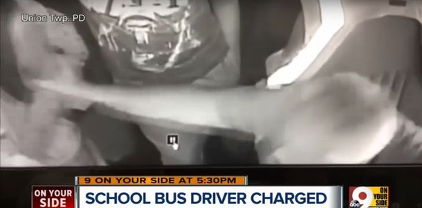 Conductor empujó del colectivo escolar a un alumno