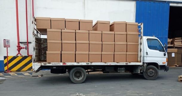 Ata&uacute;des de cart&oacute;n en Guayaquil para los muertos por coronavirus