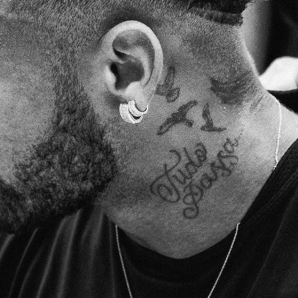 En su peor momento, Neymar muestra un tatuaje con una frase