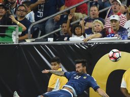 el insolito golpe que sufrio ezequiel lavezzi cuando intento parar una pelota el insolito golpe que sufrio ezequiel lavezzi cuando intento parar una pelota