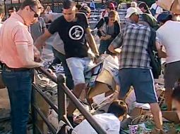 Vecinos de Pompeya se llevan los diarios del camión que chocó con los policías que murieron