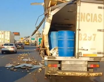 Caos en la Autopista 25 de Mayo por un choque entre dos camiones