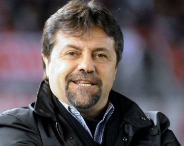 Caruso contra Tevez: No sé si Carlitos puede ser DT