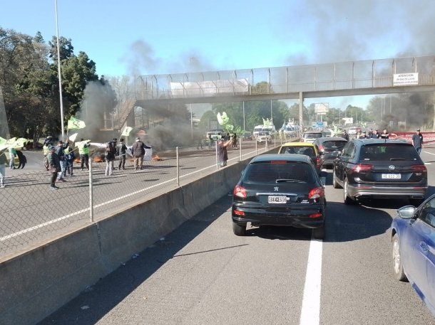 Caos en la Autopista Riccheri por una protesta de trabajadores de seguridad privada