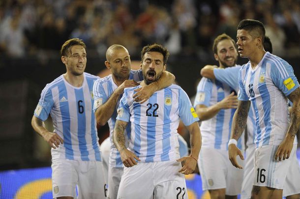 La Selección partió rumbo a Colombia: ¿cómo formará el equipo?