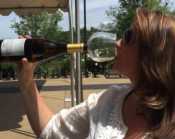 Guzzle Buddy, la copa para tomar de la botella