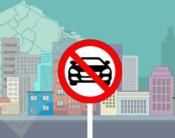 Multarán a autos y motos que entren sin permiso a la zona peatonal del centro porteño