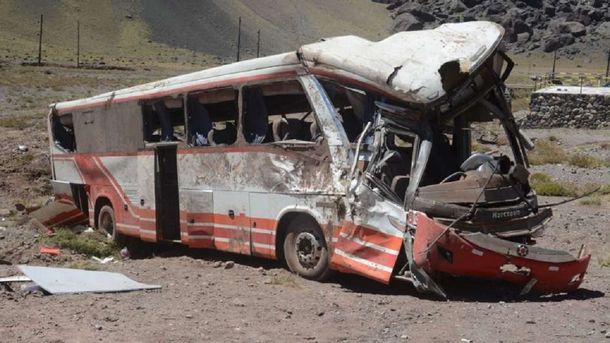 Volcó un micro en Mendoza y murieron 3 chicos - Crédito: losandes.com.ar