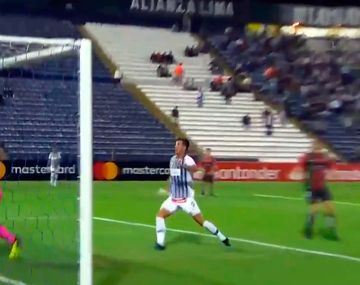 Impresentable: un blooper del arquero se convirtió en el gol más extraño de la Libertadores