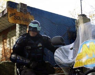 Menganno tiene una escuela de superhéroes en el Conurbano