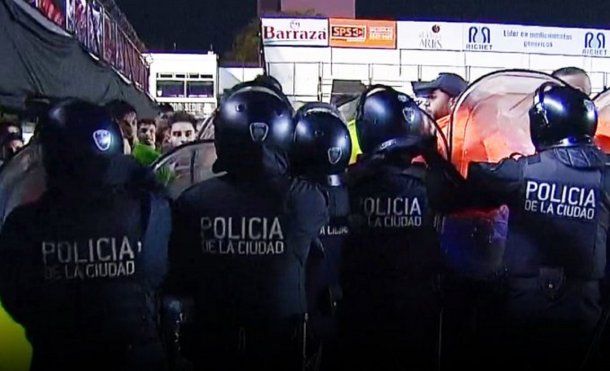 Cuatro jugadores de Patronato siguen demorados tras los incidentes en el partido con Barracas