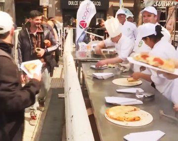 Pizza gratis en el Obelisco: una iniciativa que llevó 125 kilos de harina y 150 kilos de queso