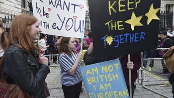 mas de dos millones de personas firmaron una peticion para repetir el referendum mas de dos millones de personas firmaron una peticion para repetir el referendum