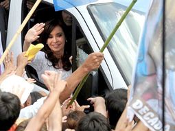 cfk inicia su octavo ano de gestion con mas del 50% de imagen positiva cfk inicia su octavo ano de gestion con mas del 50% de imagen positiva