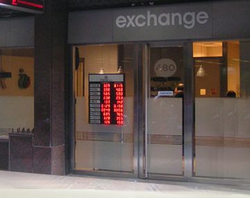 Solo uno de cada siete turistas que fue al exterior compró dólares