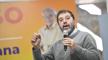 Fernando Pereira quiere que el Frente Amplio se defina por el plebiscito de la seguridad social, impulsado por el PIT-CNT, para antes de fin de año. Fernando Pereira quiere que el Frente Amplio se defina por el plebiscito de la seguridad social, impulsado por el PIT-CNT, para antes de fin de año.