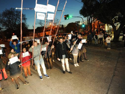 Vecinos de Tolosa en una de sus marchas contra la inseguridad (foto: gentileza diario El Día)
