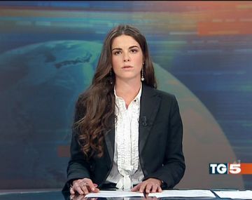 Costanza Calabrese estaba presentando el noticiero de la noche en el canal de televisión italiano TG5