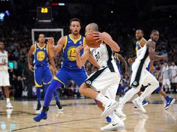 Manu Ginóbili atacando para los Spurs
