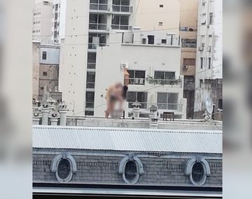Una pareja fue filmada teniendo sexo en una terraza del Microcentro
