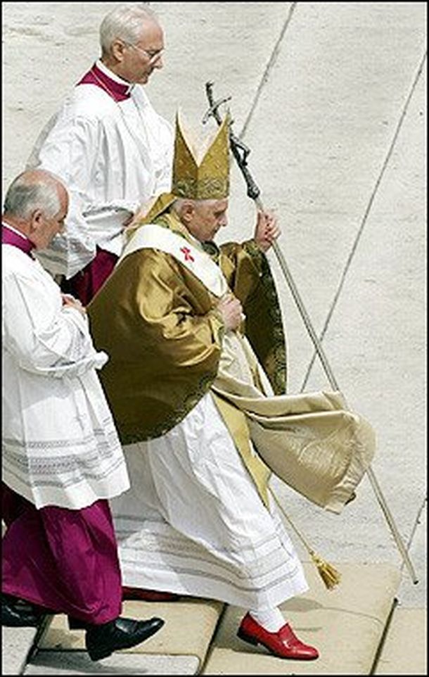 Papa fashion: Benedicto XVI fue elegido como el mejor portador de  accesorios del mundo por sus zapatos rojos