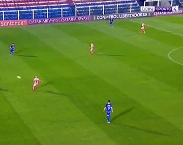 ¡Para qué te traje! El insólito error del arquero de Tigre que terminó en gol de Bolívar