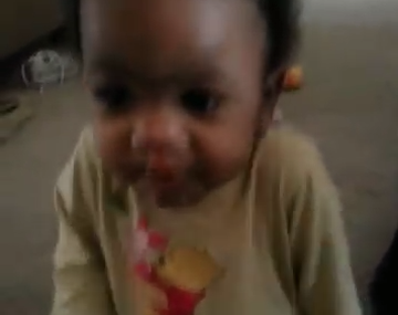 El bebé que elige comer su plato preferido a todo ritmo