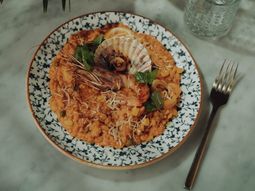 Este bodegón porteño se caracteriza por ofrecer el mejor arroz con mariscos de Buenos Aires.