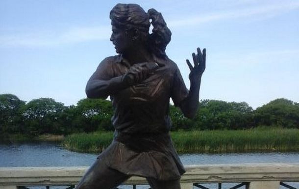 Costará $12 mil reponer la raqueta de la estatua de Sabatini