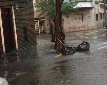 Llueve en Capital tras una jornada de calor - Crédito:&nbsp;@adrianpalla