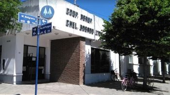 Dos ladrones fueron detenidos gracias a que se olvidaron un celular durante el asalto. Dos ladrones fueron detenidos gracias a que se olvidaron un celular durante el asalto.