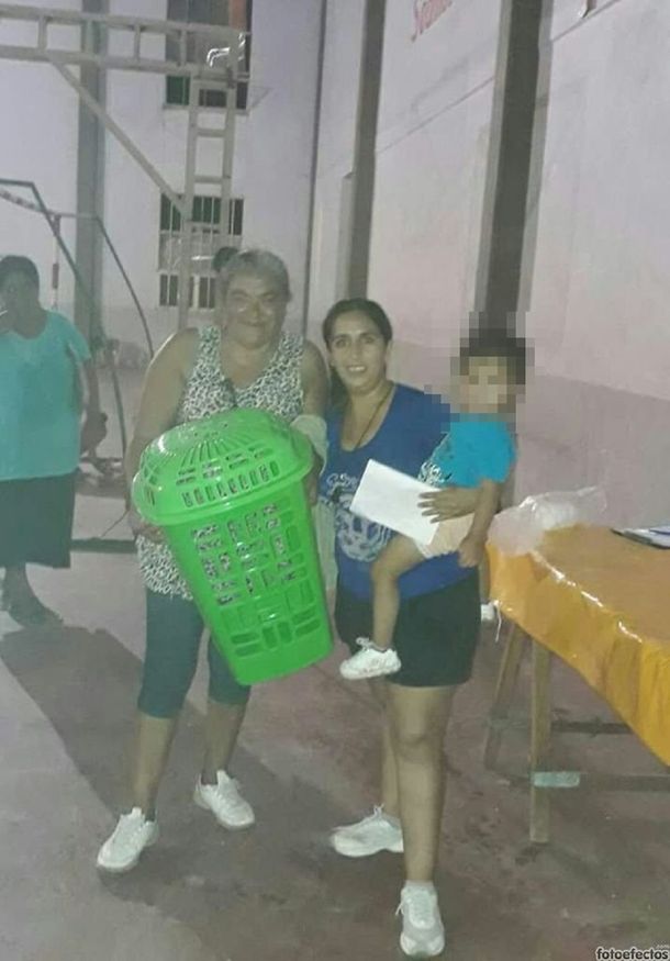 Un intendente regaló escobas y cestos para ropa por el Día de la Mujer